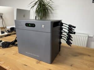 zendure-solarflow-2400-pro-front-schraeg-mit-pv-eingaengen