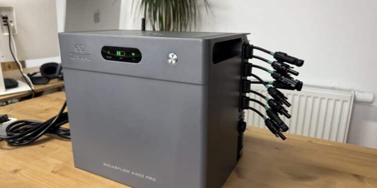 Erweiterbarer Heimspeicher im Test: Was der SolarFlow 2400 Pro im Alltag leistet zendure-solarflow-2400-pro-front-schraeg-mit-pv-eingaengen