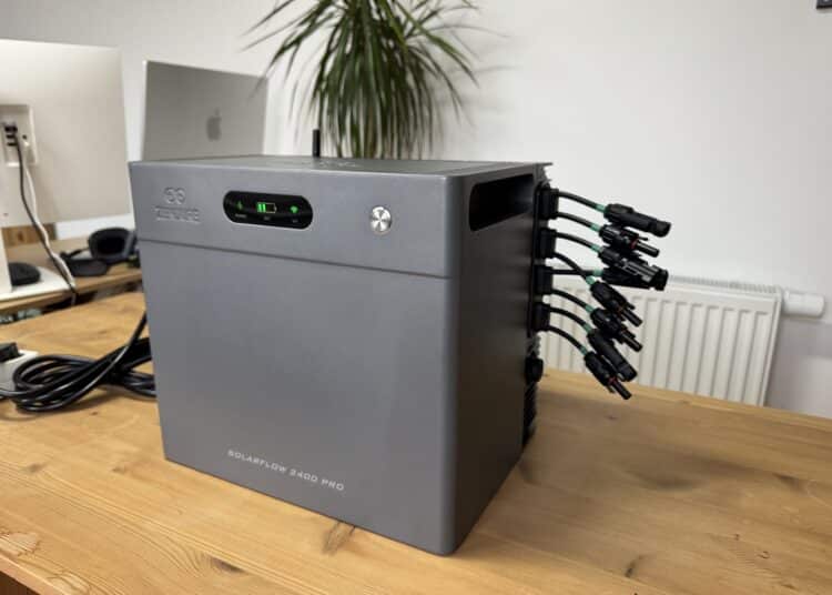 zendure-solarflow-2400-pro-front-schraeg-mit-pv-eingaengen