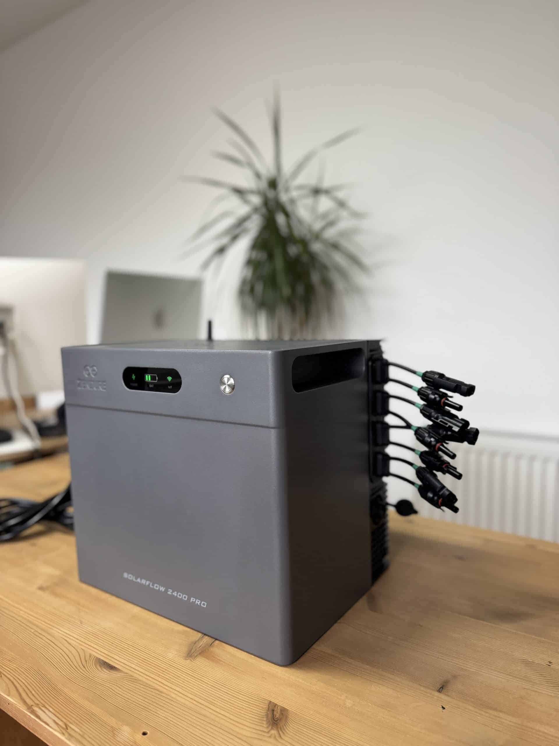 zendure-solarflow-2400-pro-seitenansicht-pv-eingaenge-hochformat