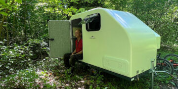 E-Bike-Wohnwagen Alpencamper ECO Slide-Out im Wald