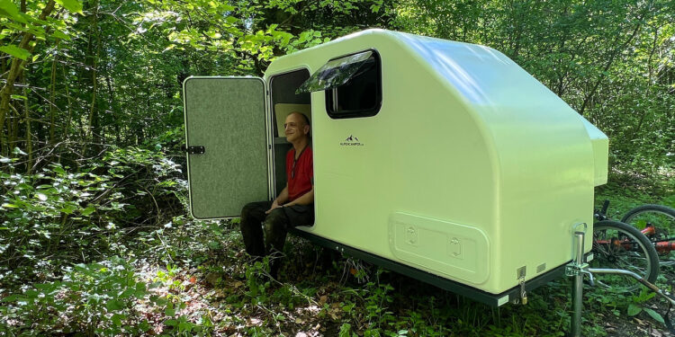 Bett für 2 und eigenes WC: Dieser E-Bike-Wohnwagen wiegt nur 52 Kilo E-Bike-Wohnwagen Alpencamper ECO Slide-Out im Wald