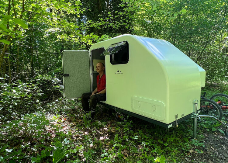 E-Bike-Wohnwagen Alpencamper ECO Slide-Out im Wald