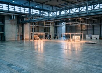 Leere moderne Messehalle als Symbolbild für die schrumpfende Eurobike, kaltes Morgenlicht