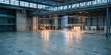 Leere moderne Messehalle als Symbolbild für die schrumpfende Eurobike, kaltes Morgenlicht