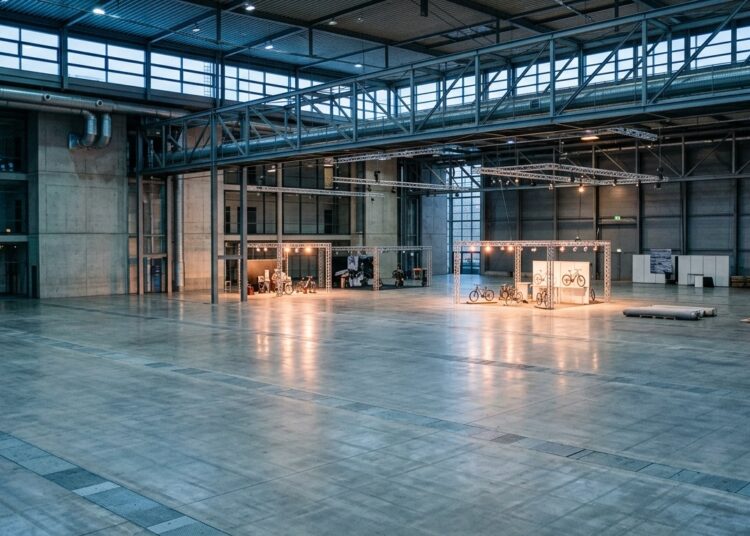 Leere moderne Messehalle als Symbolbild für die schrumpfende Eurobike, kaltes Morgenlicht