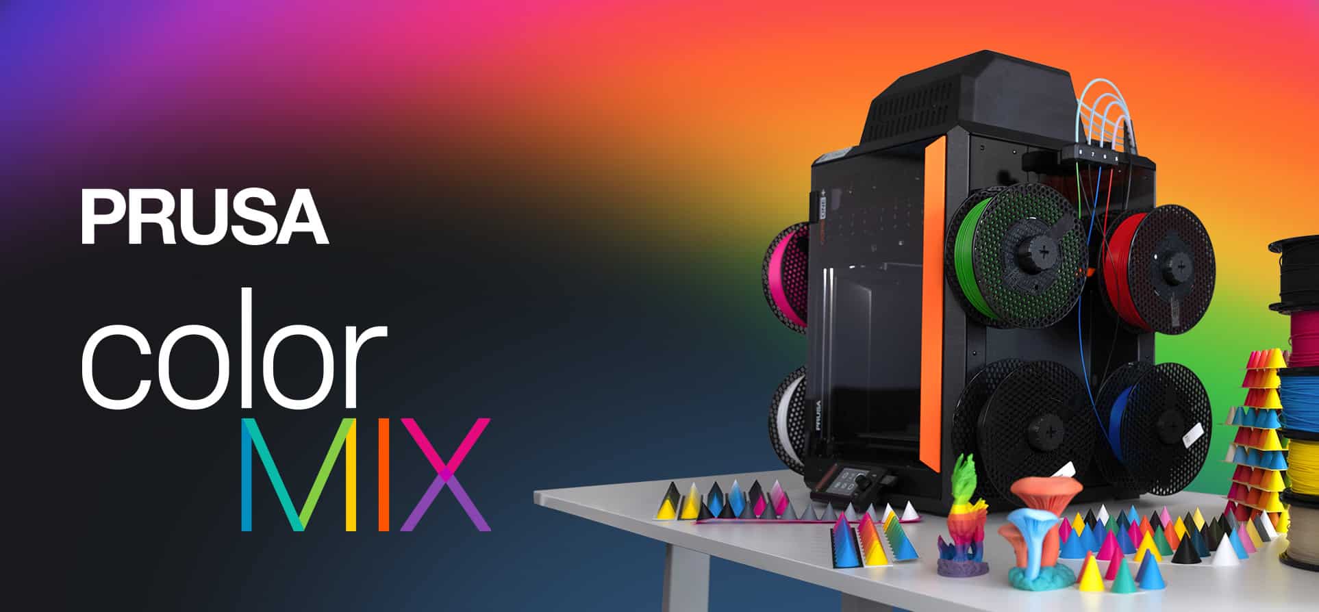 Prusa ColorMix mit Drucker, Filamentspulen und bunten Drucken