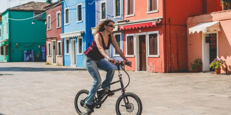 Bosch überrascht mit erstem E-Bike-Heckmotor: Dieses Faltrad bekommt ihn zuerst Vello VIA+ mit Hubline von Bosch