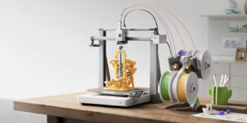 Bambu Lab A2L 3D-Drucker druckt ein mehrfarbiges Modell
