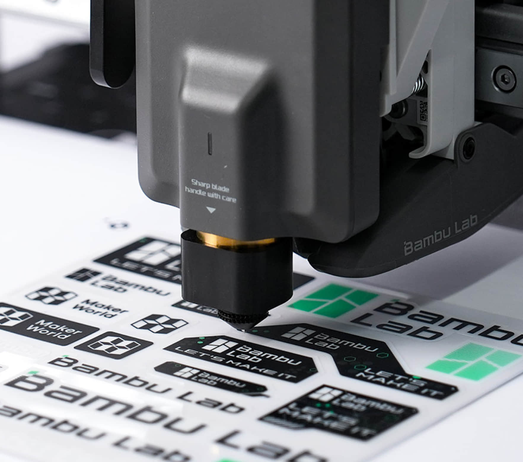 Bambu Lab A2L mit Schneidemodul schneidet Sticker aus