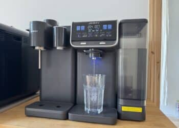 jimmy-m9-pro-wasserausgabe-ins-glas