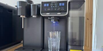 jimmy-m9-pro-wasserausgabe-ins-glas