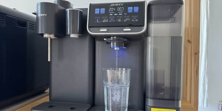 Jimmy Matrix M9 Pro im Test: Nach Umkehrosmose für 339 Euro schmeckt Leitungswasser plötzlich seltsam jimmy-m9-pro-wasserausgabe-ins-glas