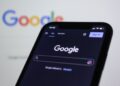 Smartphone mit Google-Suche – wattmoves als bevorzugte Quelle festlegen