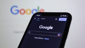 Smartphone mit Google-Suche – wattmoves als bevorzugte Quelle festlegen