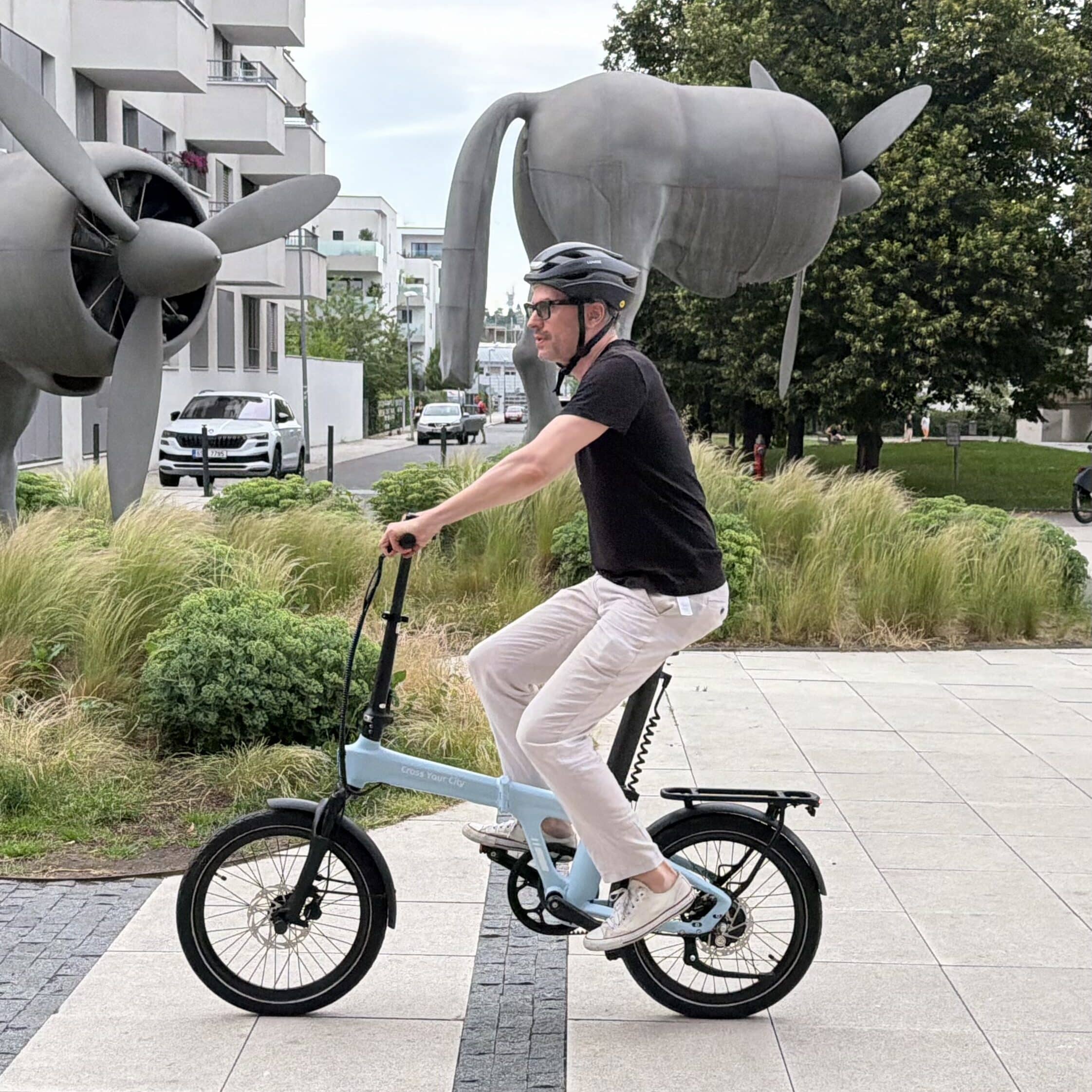 Ado Faltrad in der Stadt mit Lumos-Smarthelm