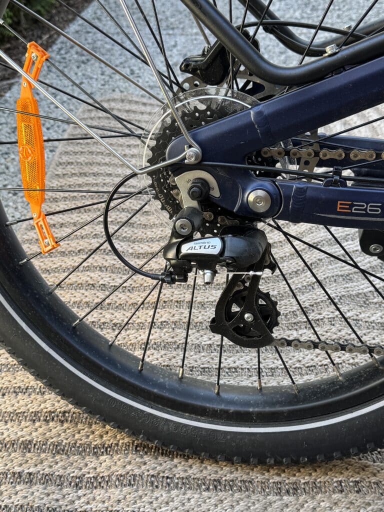 Shimano Altus Schaltwerk am Engwe E26 3.0 Pro mit 8 Gängen