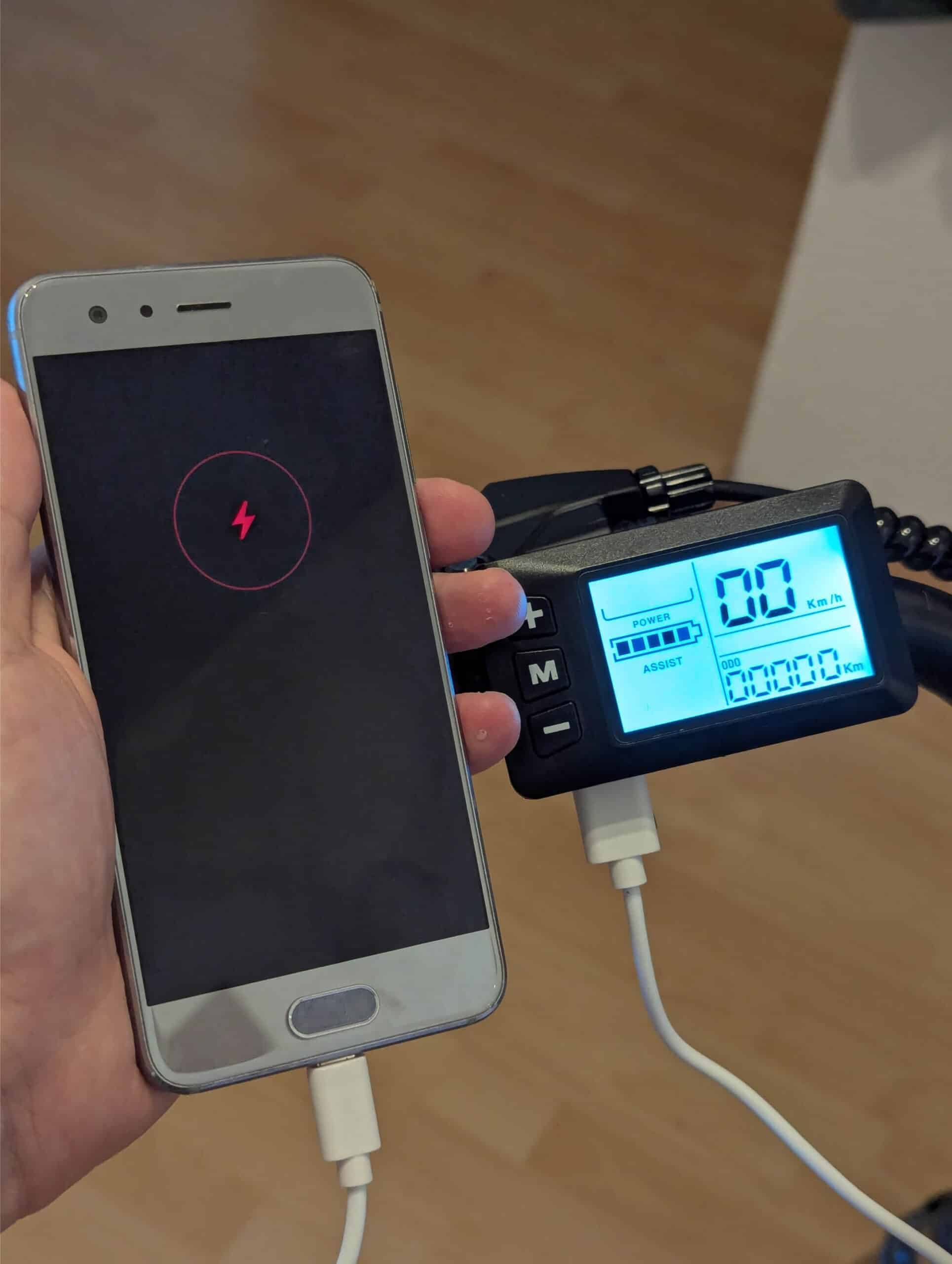 Display und USB-Anschluss des Finbike UcityS