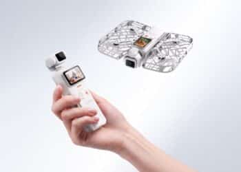 HoverAir Versa als Handkamera mit Display und als Drohne mit Propellerkäfig