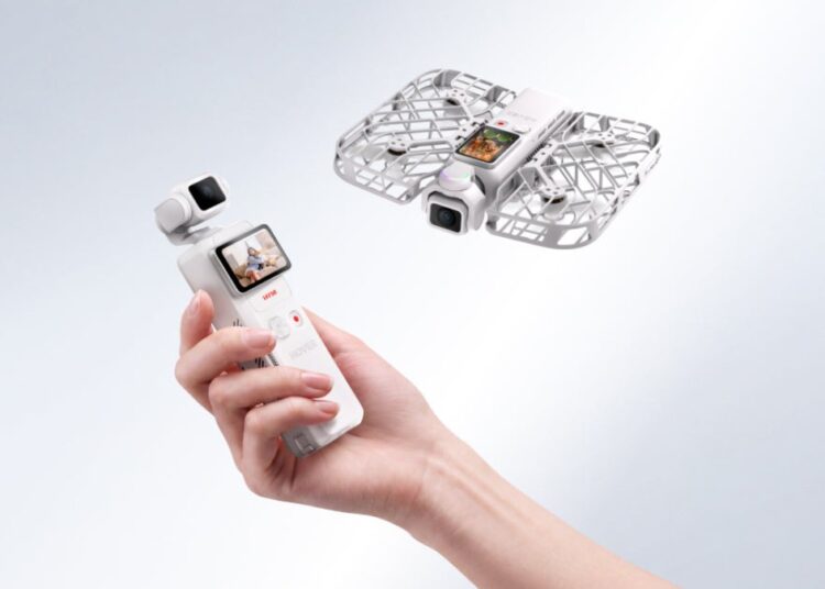 HoverAir Versa als Handkamera mit Display und als Drohne mit Propellerkäfig