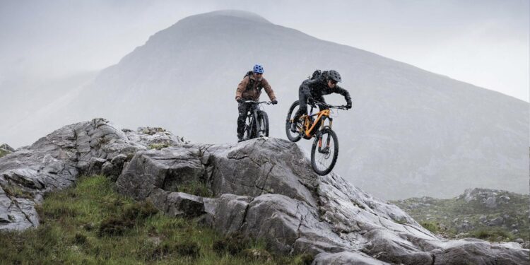 Insolvenzwelle der Accell-Group: Deutsche Fahrradhersteller wollen sich aus Konzern befreien Zwei Mountainbiker auf einem Felsen im Gebirge, Symbolbild der Marke Haibike