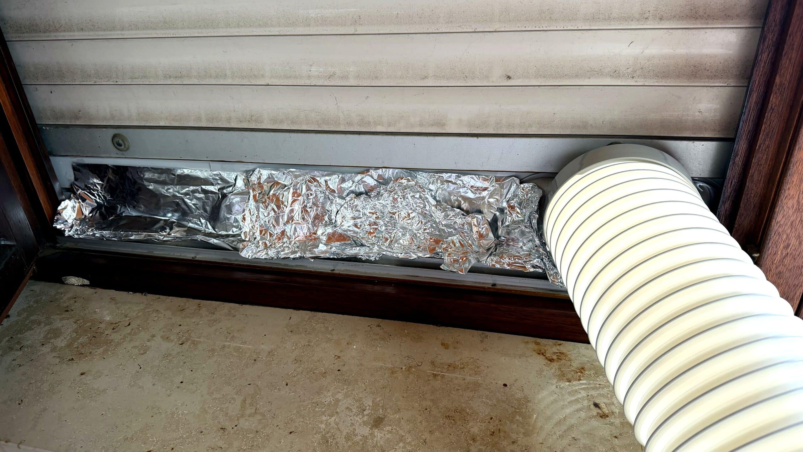 Fensterabdichtung der Meaco Cirro 12000 mit Rollladen und Alufolie