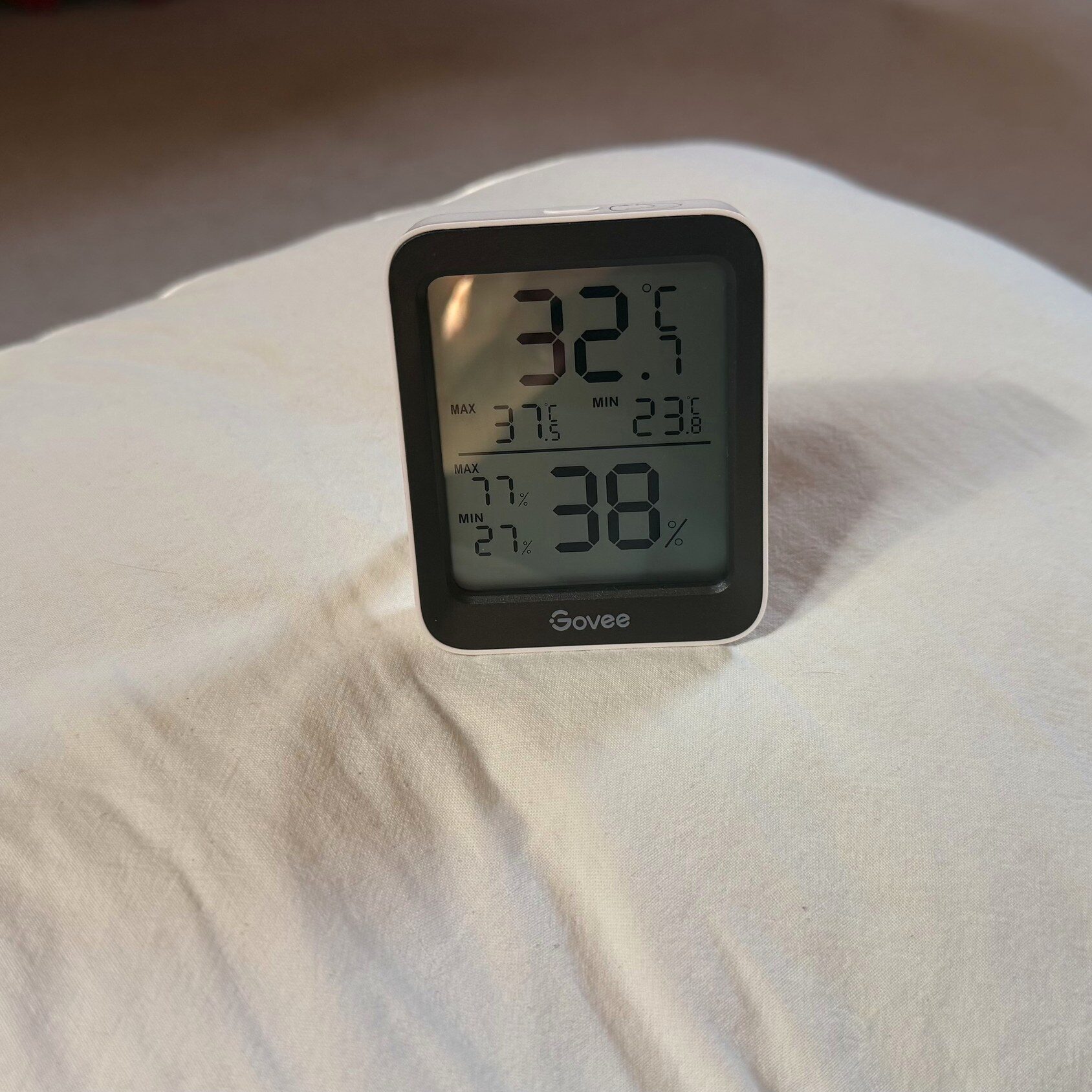 Thermo-Hygrometer am Kopfkissen kurz vor dem Teststart: 32,7 Grad