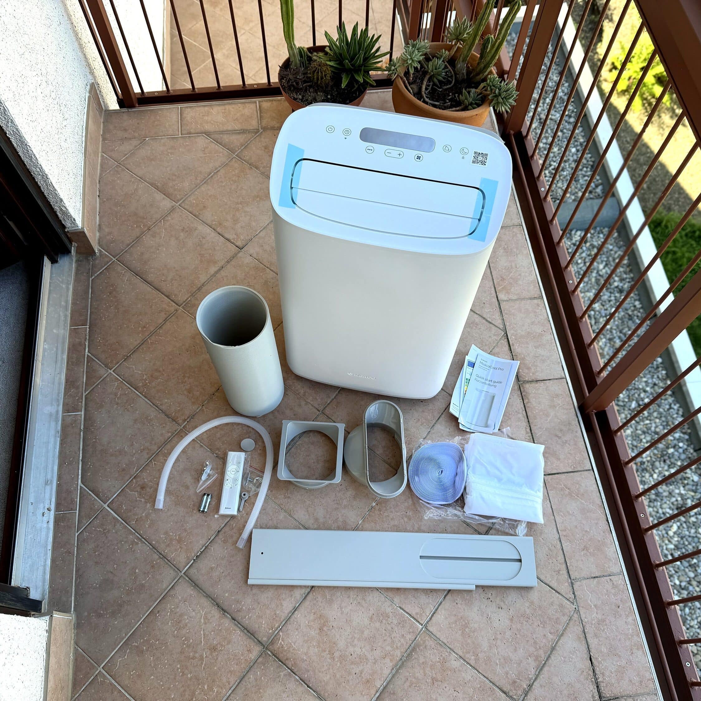 Lieferumfang der Meaco Cirro 12000: Fensterkits, Schläuche, Fernbedienung