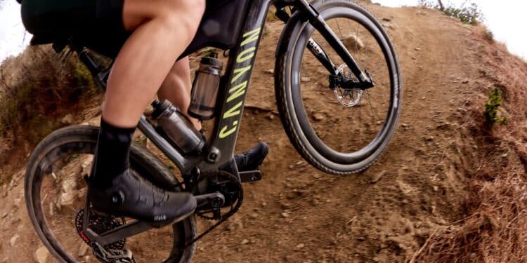 Gravel-E-Bikes legen über 40 Prozent zu: Kommt E-Gravel jetzt aus der Nische? Canyon Grizl:ON E-Gravelbike auf einem steilen Schottertrail