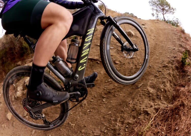 Canyon Grizl:ON E-Gravelbike auf einem steilen Schottertrail