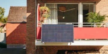 Balkonkraftwerk als Mieter: Was Vermieter noch verbieten dürfen – und was nicht Ein Solarmodul hängt an einem Balkon im Erdgeschoss.