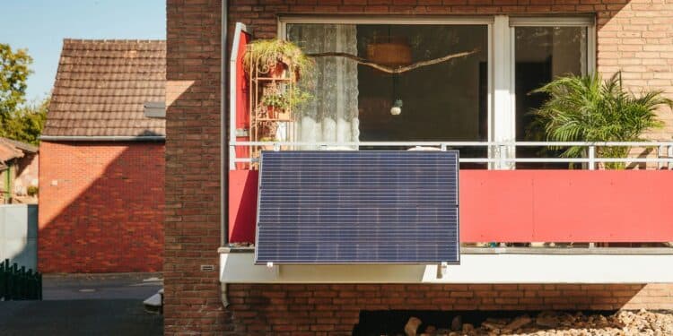 Balkonkraftwerk als Mieter: Was Vermieter noch verbieten dürfen – und was nicht Ein Solarmodul hängt an einem Balkon im Erdgeschoss.