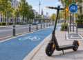 Ein E-Scooter auf dem Gehweg, für den sich ab 2027 einiges bei den Verkehrsregeln ändert.
