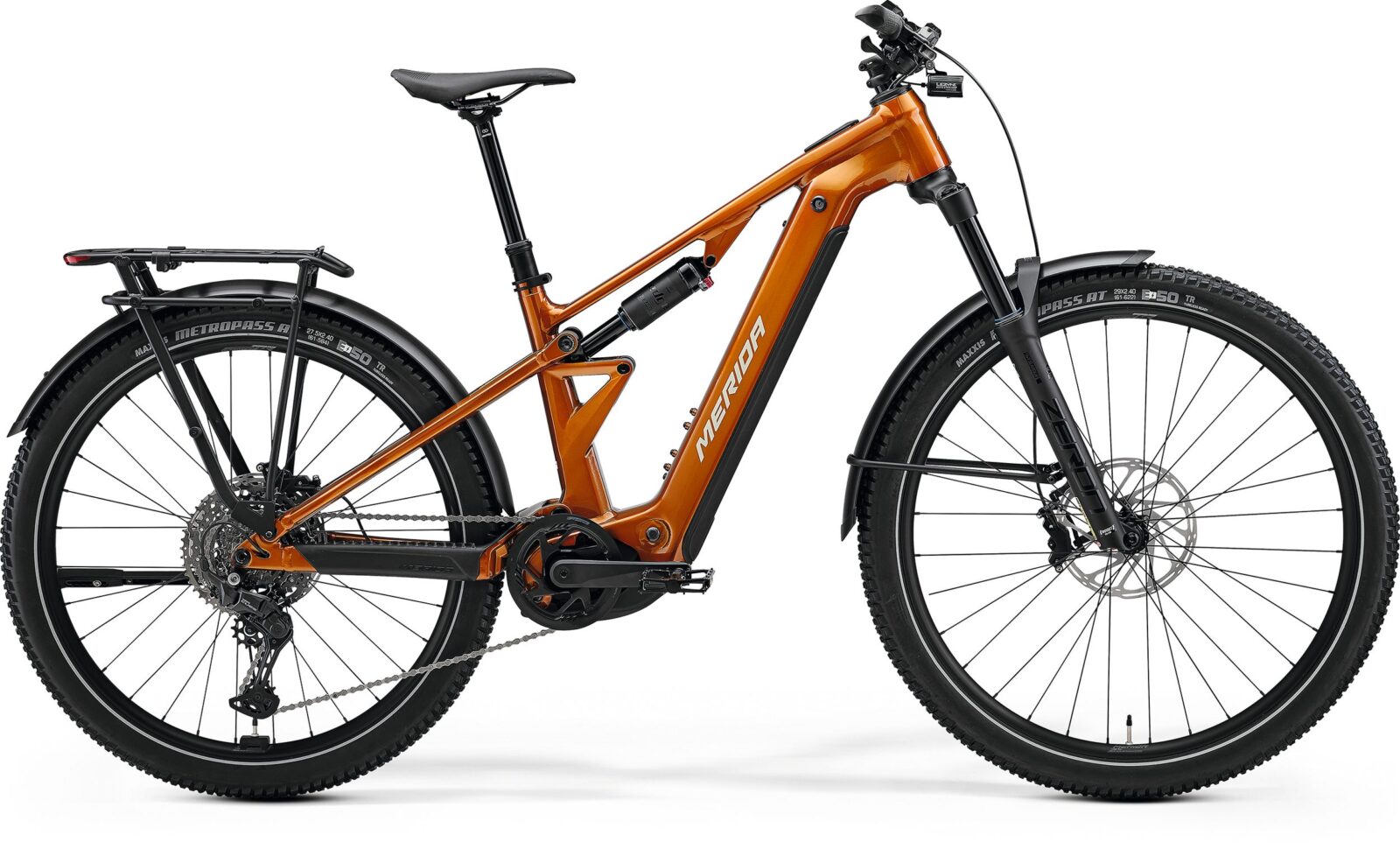 Merida ETMO 500 PRO EQ mit Schutzblechen, Licht, Gepäckträger und vollgefedertem E-MTB-Fahrwerk.
