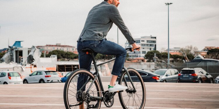 Muss ein gutes E-Bike 3.000 Euro kosten? Unsere Tests zeigen, wann 1.000 Euro reichen Fahrer auf einem Fiido C21 E-Bike in der Stadt