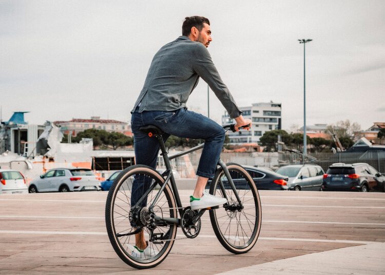 Fahrer auf einem Fiido C21 E-Bike in der Stadt