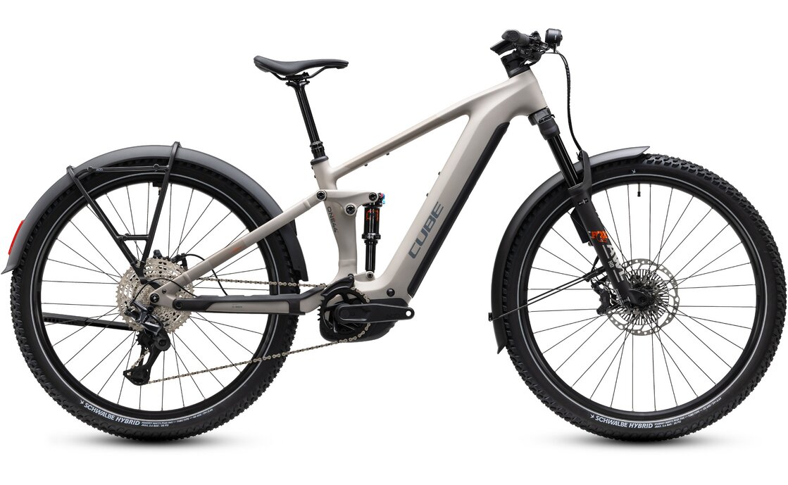 Cube Stereo Hybrid ONE44 SLX 800 FE mit Schutzblechen, Licht, Gepäckträger und vollgefedertem E-MTB-Fahrwerk.