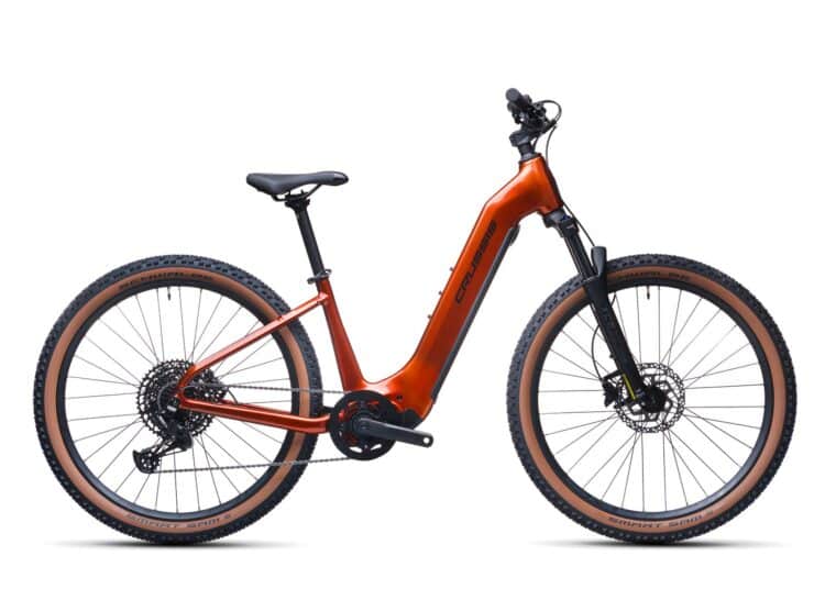 E-Bike mit DJI-Motor: Crussis e-Country AX MTB 8.12 mit tiefem Einstieg und Avinox-Mittelmotor in der Seitenansicht