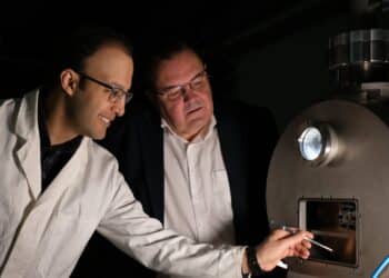 Metallisches Glas für E-Bike-Motoren: Amirhossein Ghavimi und Ralf Busch an einer Laboranlage der Universität des Saarlandes