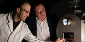 Neues Metall aus dem 3D-Drucker könnte E-Bike-Motoren sparsamer machen Metallisches Glas für E-Bike-Motoren: Amirhossein Ghavimi und Ralf Busch an einer Laboranlage der Universität des Saarlandes