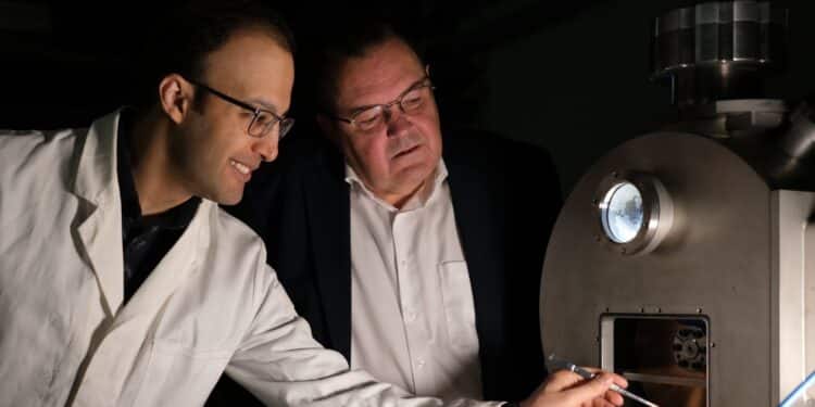 Neues Metall aus dem 3D-Drucker könnte E-Bike-Motoren sparsamer machen Metallisches Glas für E-Bike-Motoren: Amirhossein Ghavimi und Ralf Busch an einer Laboranlage der Universität des Saarlandes