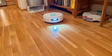 So viel muss ein guter Saug-Wischroboter kosten: Ab diesem Preis wirds gut Saug-Wischroboter Narwal Flow auf Parkett, dahinter ein älterer Roborock S7