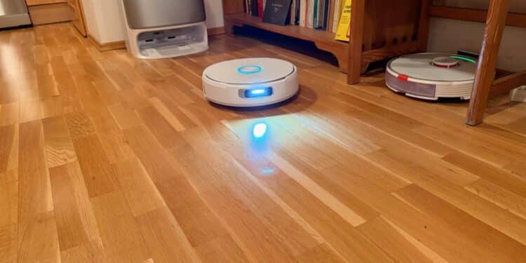 So viel muss ein guter Saug-Wischroboter kosten: Ab diesem Preis wirds gut Saug-Wischroboter Narwal Flow auf Parkett, dahinter ein älterer Roborock S7