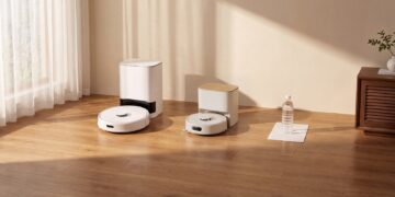 SwitchBot K11+ Pro: Saugroboter verdoppelt Leistung und bleibt trotzdem winzig SwitchBot K11+ Pro Saugroboter mit Absaugstation im Größenvergleich