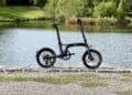 Urtopia Carbon Fold 2 in der Seitenansicht am Wasser