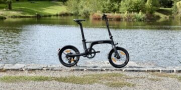 In 20 Sekunden gefaltet und nur 16,5 kg: Urtopia Carbon Fold 2 überrascht im Test Urtopia Carbon Fold 2 in der Seitenansicht am Wasser