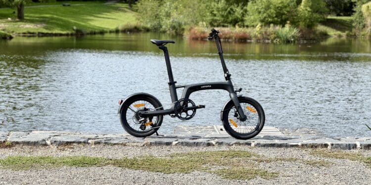 In 20 Sekunden gefaltet und nur 16,5 kg: Urtopia Carbon Fold 2 überrascht im Test Urtopia Carbon Fold 2 in der Seitenansicht am Wasser