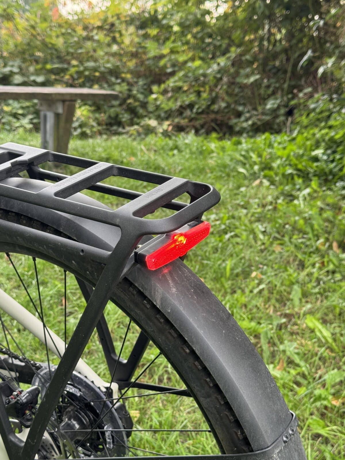 Rücklicht am Amflow TL Carbon unter dem Gepäckträger