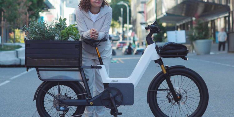 Ein High-End Familien-Lastenrad für nur 1.890 Euro? Lemmo zeigt das neue 3 APV Berliner machen Lastenrad komfortabel: E-Longtail Lemmo 3 fährt mit Vollfederung vor
