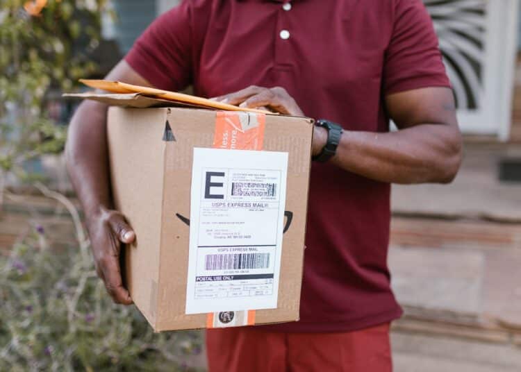 Paketbote mit UPS Paket